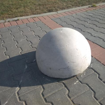 бетонная полусфера на парковке